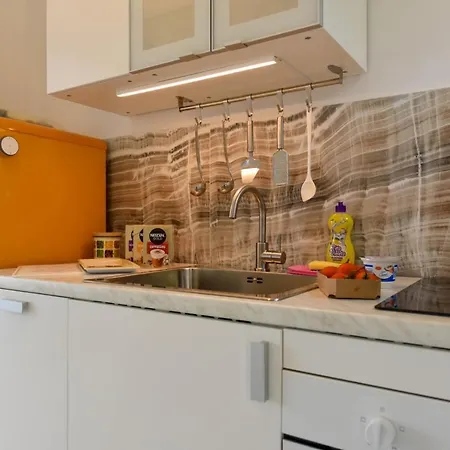 Apartment Vitarnja דירה *